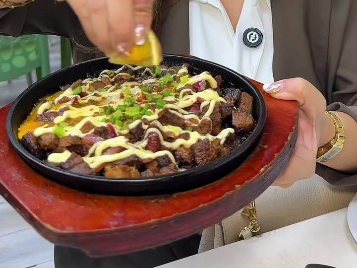 Sizzling plate served at Pinoy Tambayan in Al Barsha