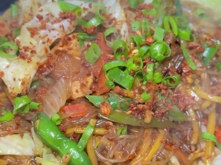Pancit with toasted garlic and green chilli
